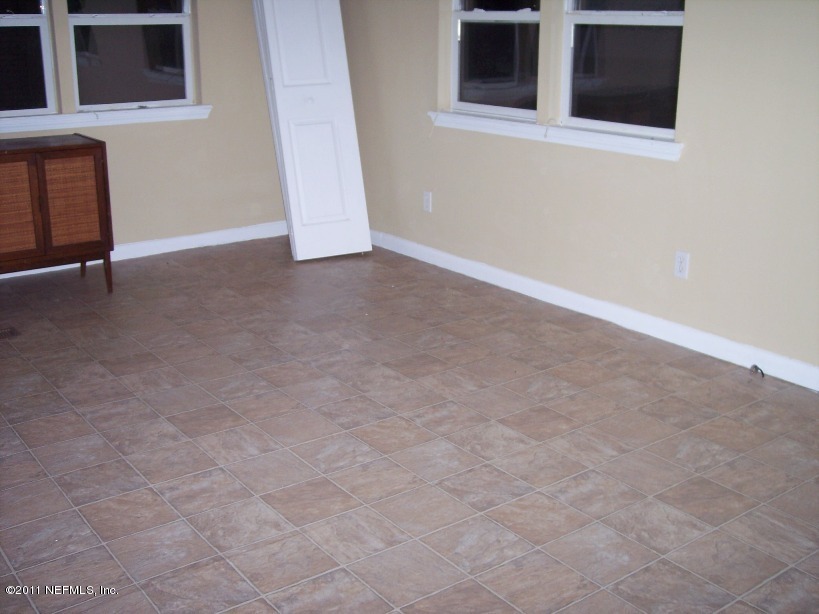 129 Edgewater Road Satsuma, FL 32189 - Photo 5 of 12 living room