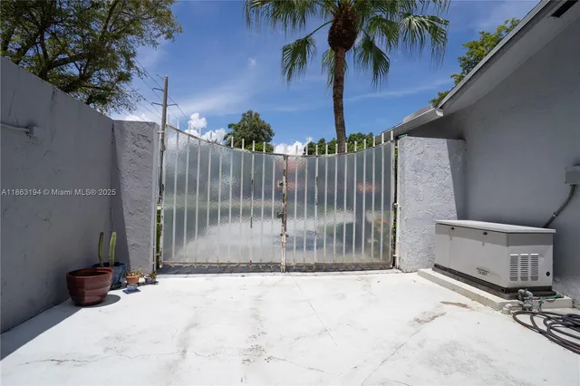 a view of a livingroom with walk in closet