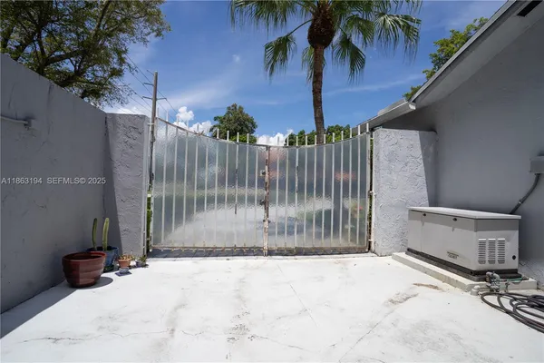 a view of a backyard