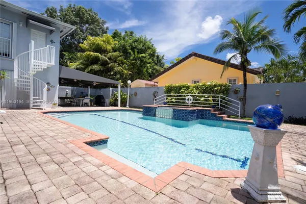 a view of a backyard