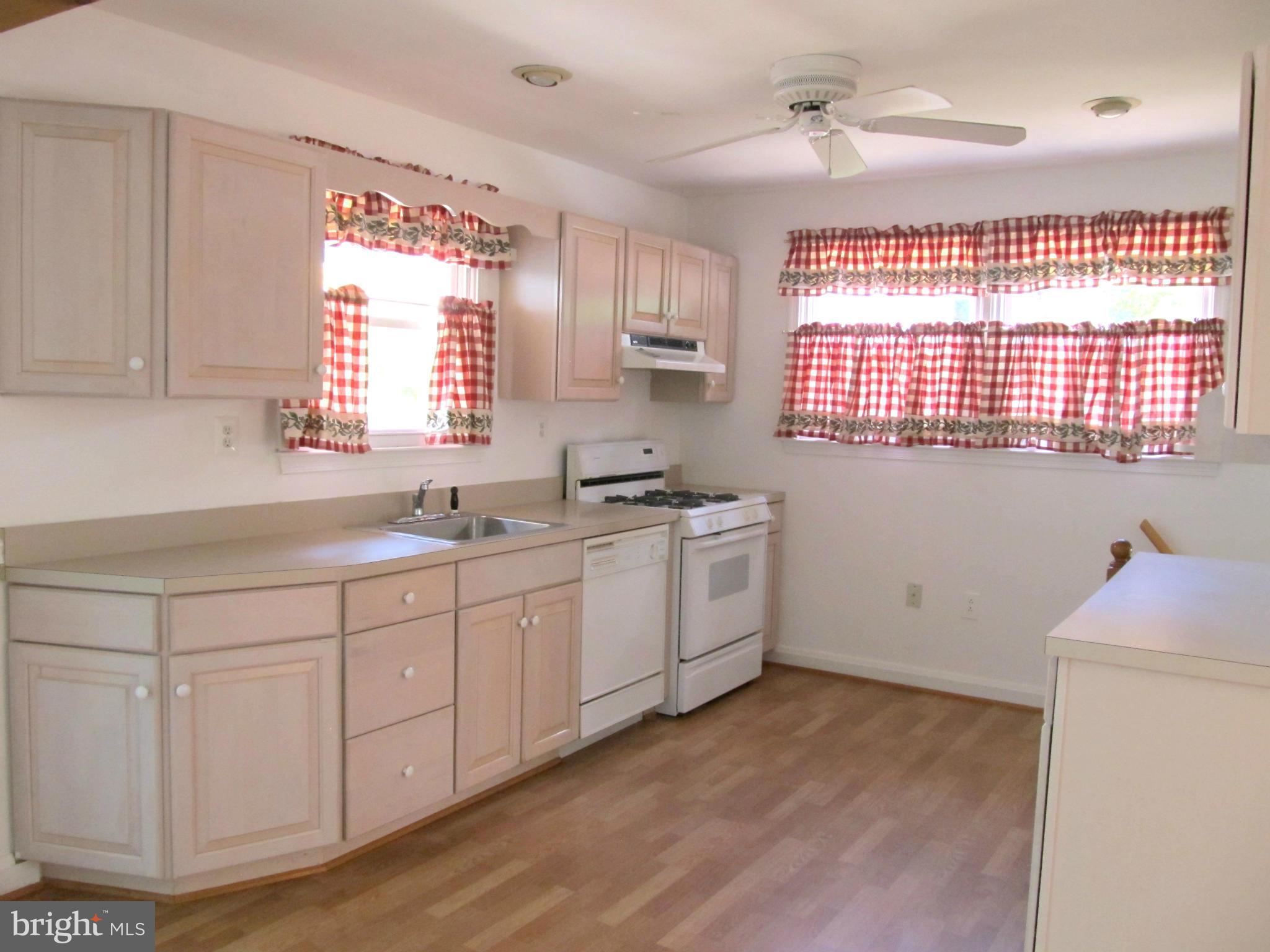 520 Dogwood Road Linthicum, MD 21090 - Photo 2 of 14 Kitchen