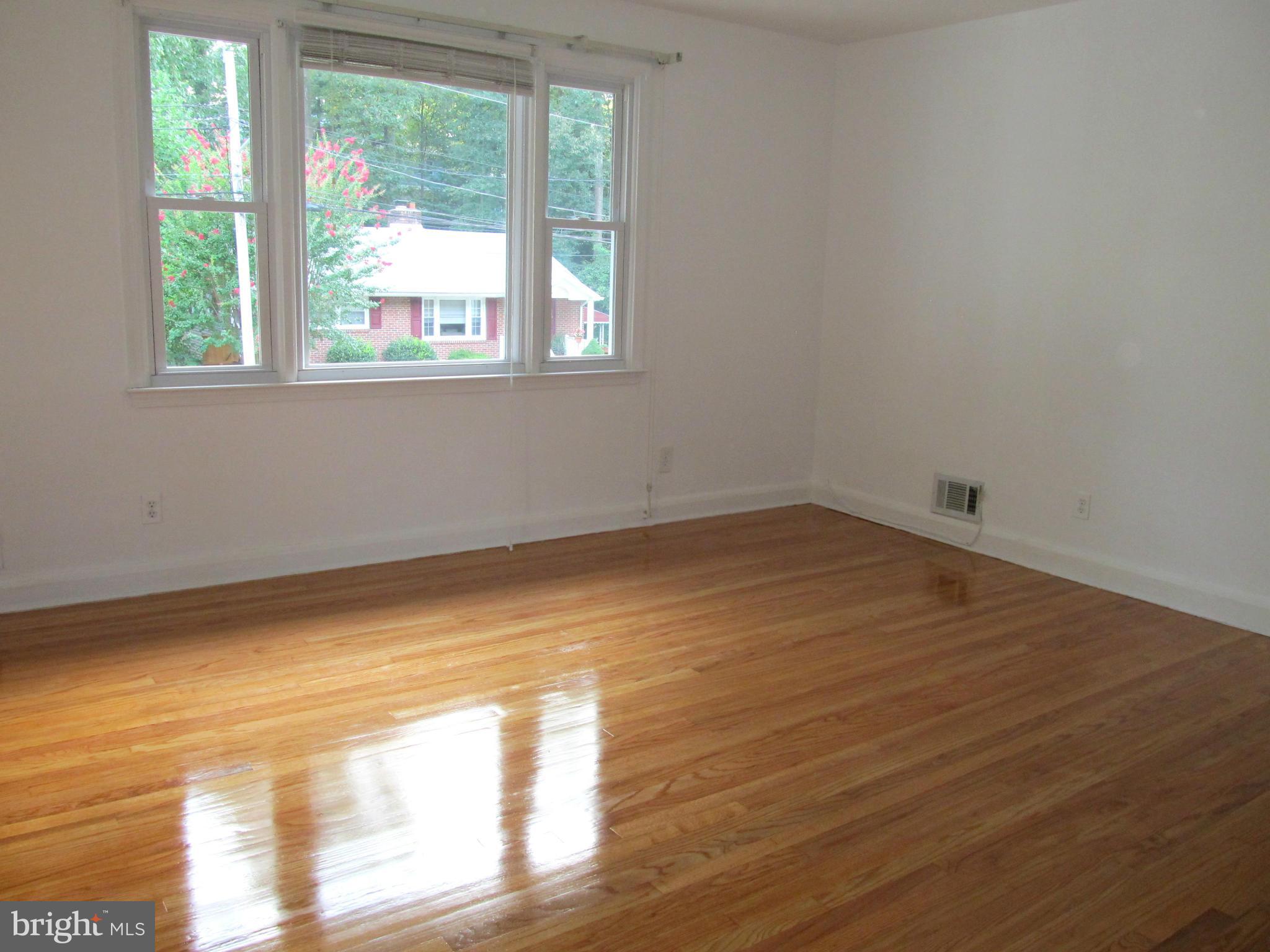 520 Dogwood Road Linthicum, MD 21090 - Photo 4 of 14 Living Room