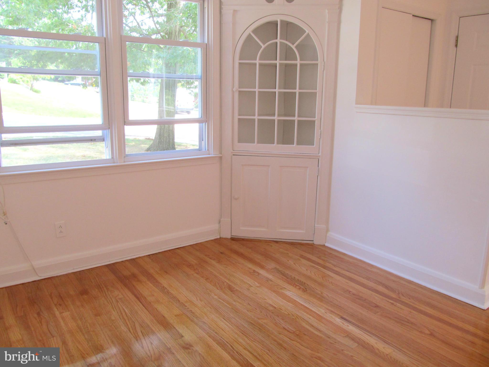 520 Dogwood Road Linthicum, MD 21090 - Photo 5 of 14 Living Room