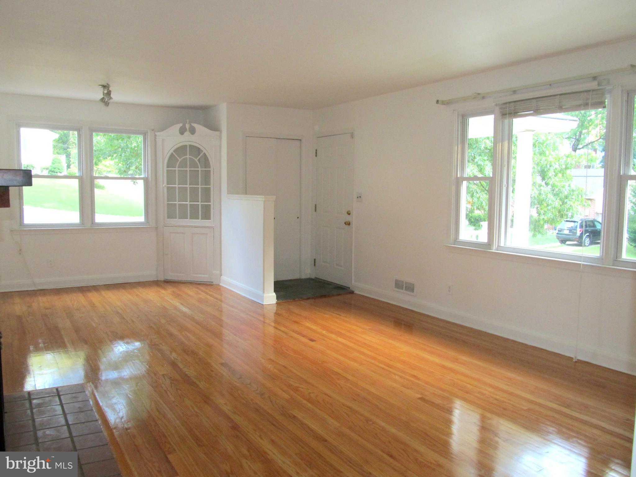 520 Dogwood Road Linthicum, MD 21090 - Photo 7 of 14 Living Room