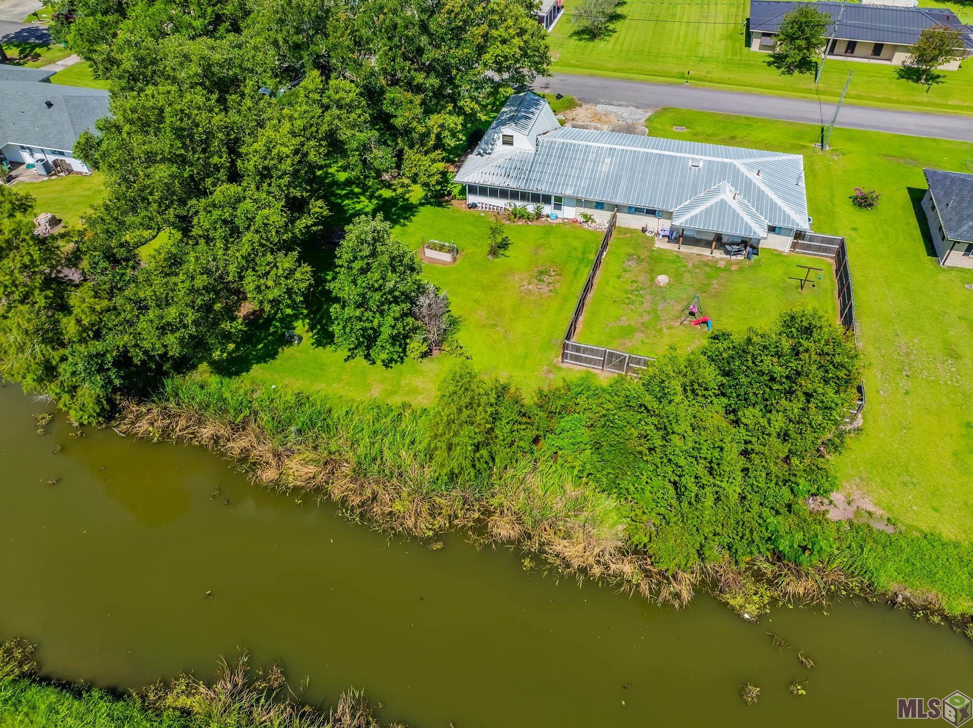 405 4 Point Drive Raceland, LA 70394 - Photo 4 of 17