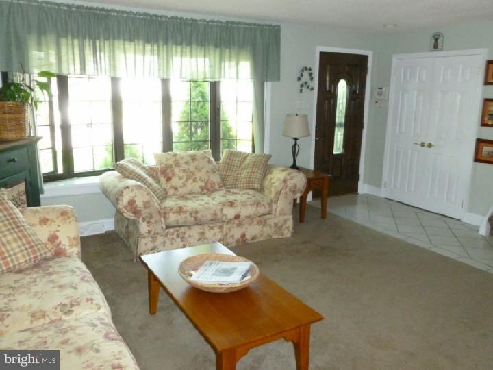 11603 Stevens Road Philadelphia, PA 19116 - Photo 5 of 25 Living Room