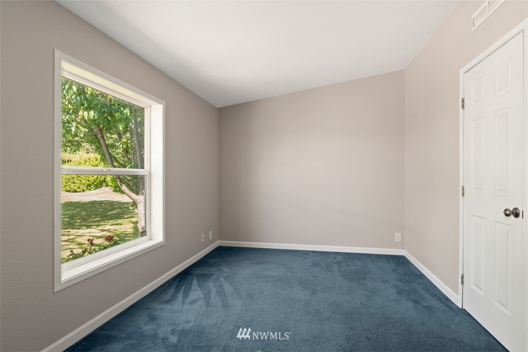 24226 Cromwell Road Monroe, WA 98272 - Photo 25 of 34 an empty room with a window