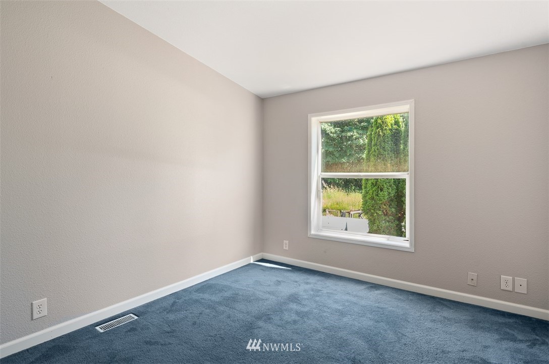 24226 Cromwell Road Monroe, WA 98272 - Photo 27 of 34 an empty room with a window