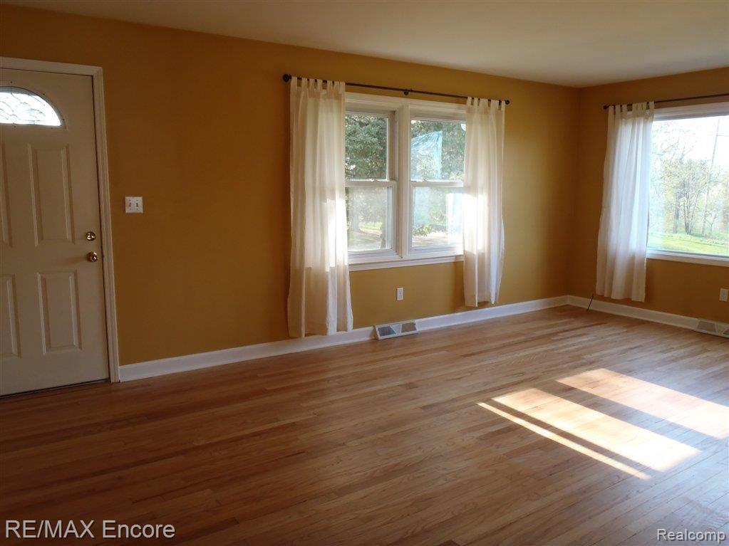 9050 Eaton Road Davisburg, MI 48350 - Photo 5 of 19 Living Room