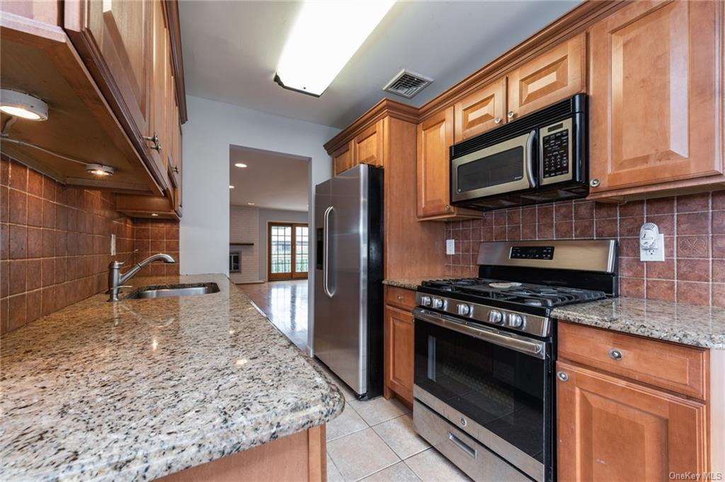 Updated Eat-In Kitchen, Granite Counters