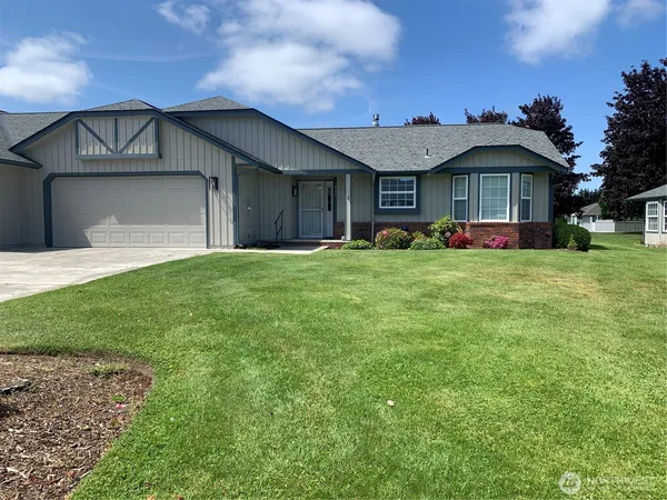 a view of a house with a yard