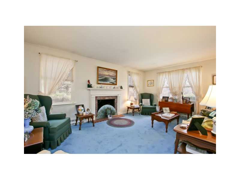 90 Blueberry Lane Jamestown, RI 02835 - Photo 4 of 8 Living Room.