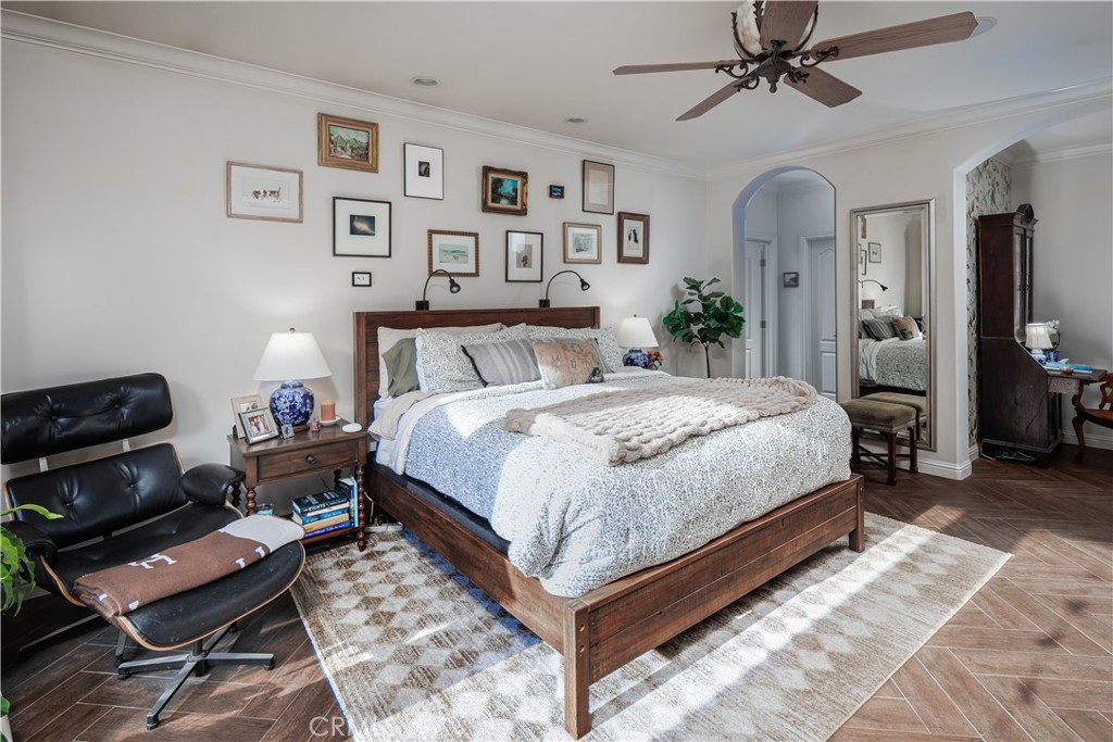 6400 San Gabriel Road Atascadero, CA 93422 - Photo 18 of 50 a spacious bedroom with a bed a couch and a potted plant