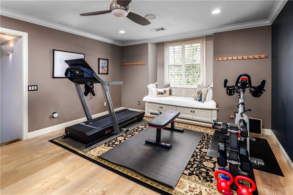 6400 San Gabriel Road Atascadero, CA 93422 - Photo 25 of 50 a living room with furniture gym equipment and a window