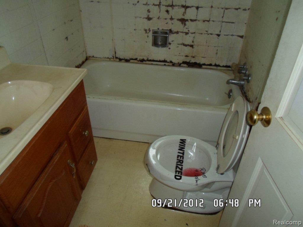 2836 Grant Road Rochester, MI 48309 - Photo 7 of 9 030.JPG