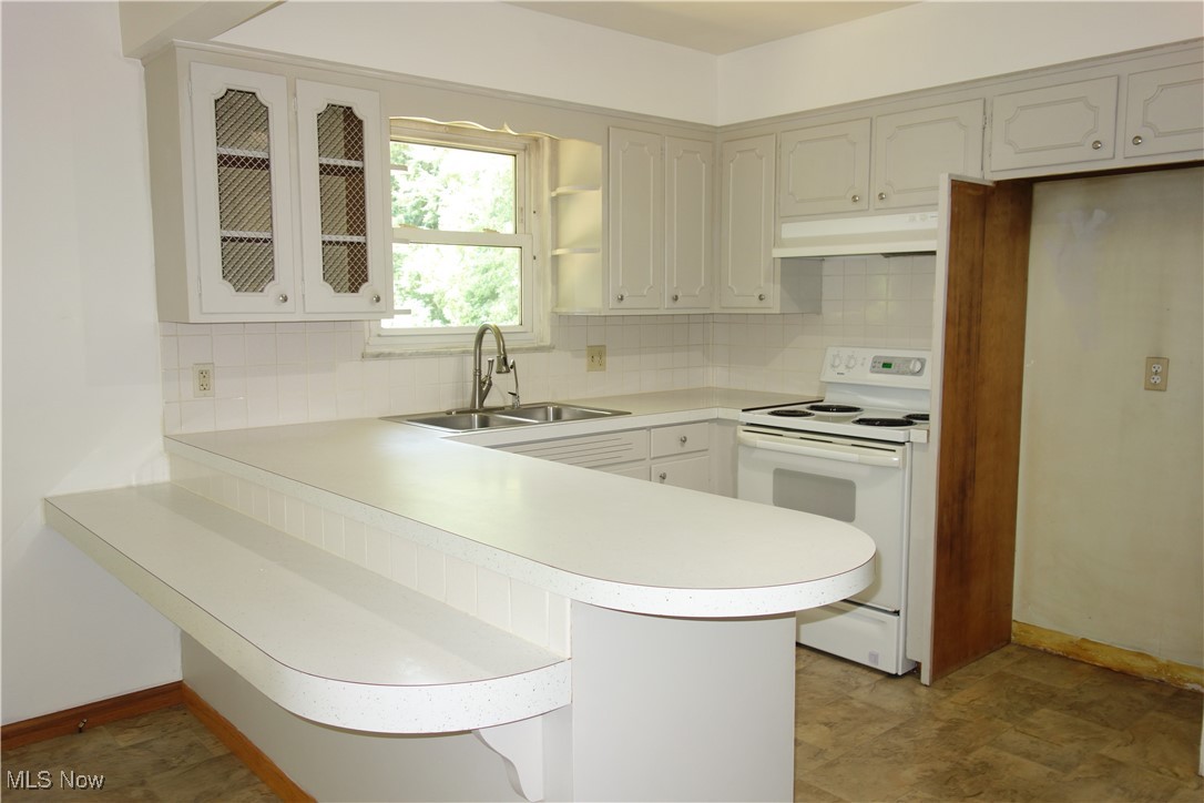 3052 Prior Road Akron, OH 44319 - Photo 12 of 28 This 2-level Breakfast bar makes for a superb Prep area