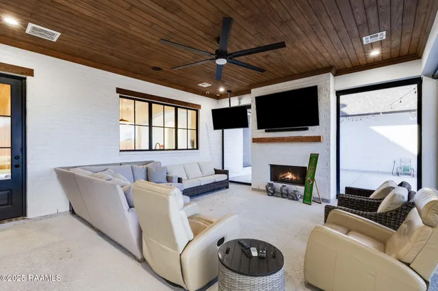 $5,800 | 105 Trailing Oaks Drive, Youngsville, LA 70592