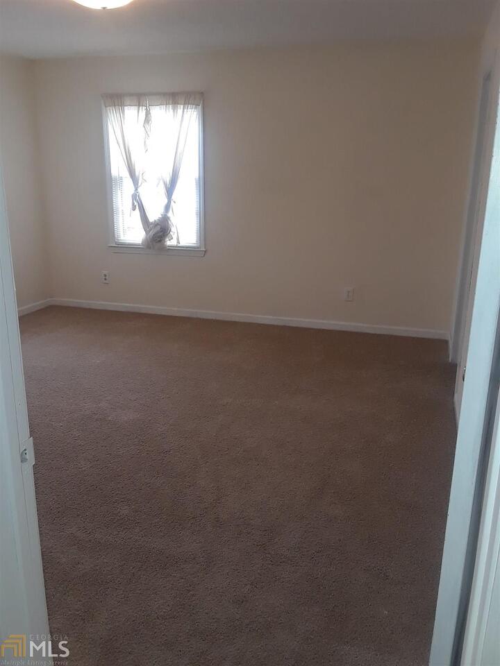 995 Green Street Southeast, Unit C Conyers, GA 30012 - Photo 19 of 29 an empty room with a window