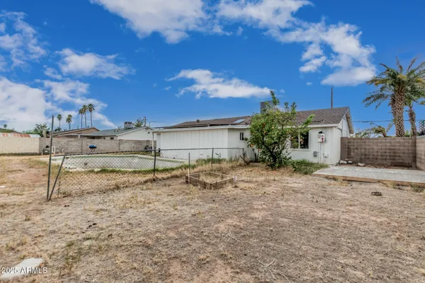 a view of a house with a backyard