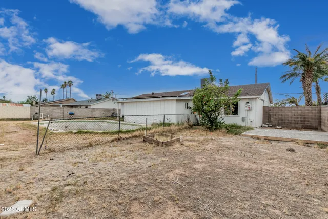 a view of a house with a backyard