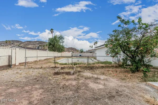 a view of a backyard
