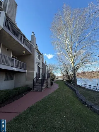 $2,950 | 712 River Renaissance, Unit A12, East Rutherford, NJ 07073