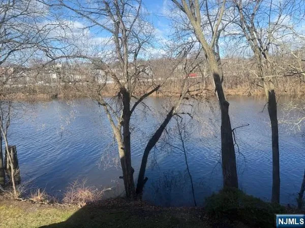 $2,950 | 712 River Renaissance, Unit A12, East Rutherford, NJ 07073