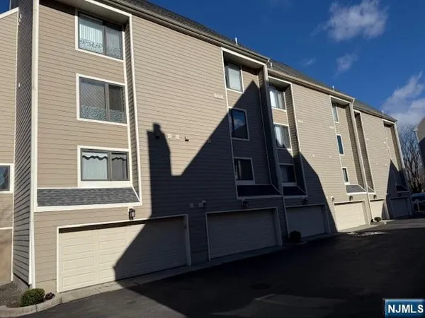 $2,950 | 712 River Renaissance, Unit A12, East Rutherford, NJ 07073