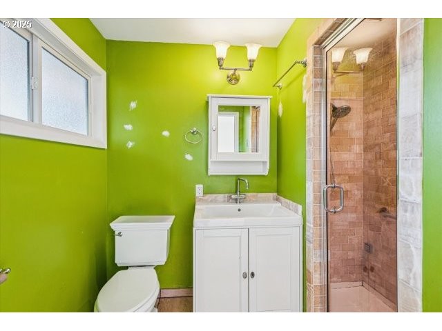 215 Southwest Towle Avenue Gresham, OR 97080 - Photo 21 of 38 a bathroom with a sink toilet and shower