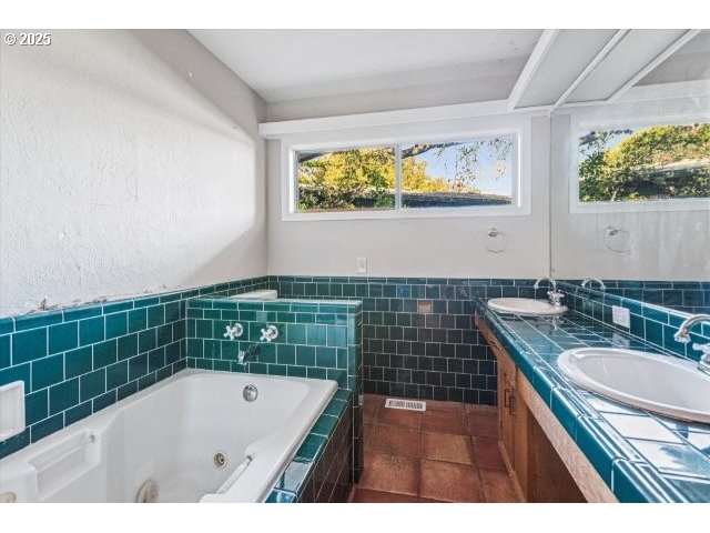 215 Southwest Towle Avenue Gresham, OR 97080 - Photo 26 of 38 a bathroom with a sink a bathtub and a window