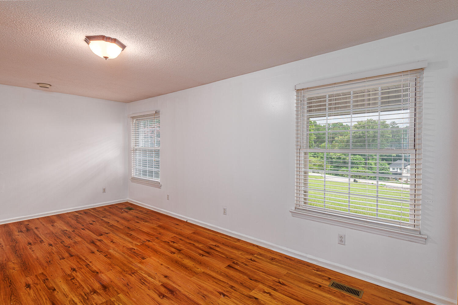 9422 Fuller Road Chattanooga, TN 37421 - Photo 6 of 23 Living Room
