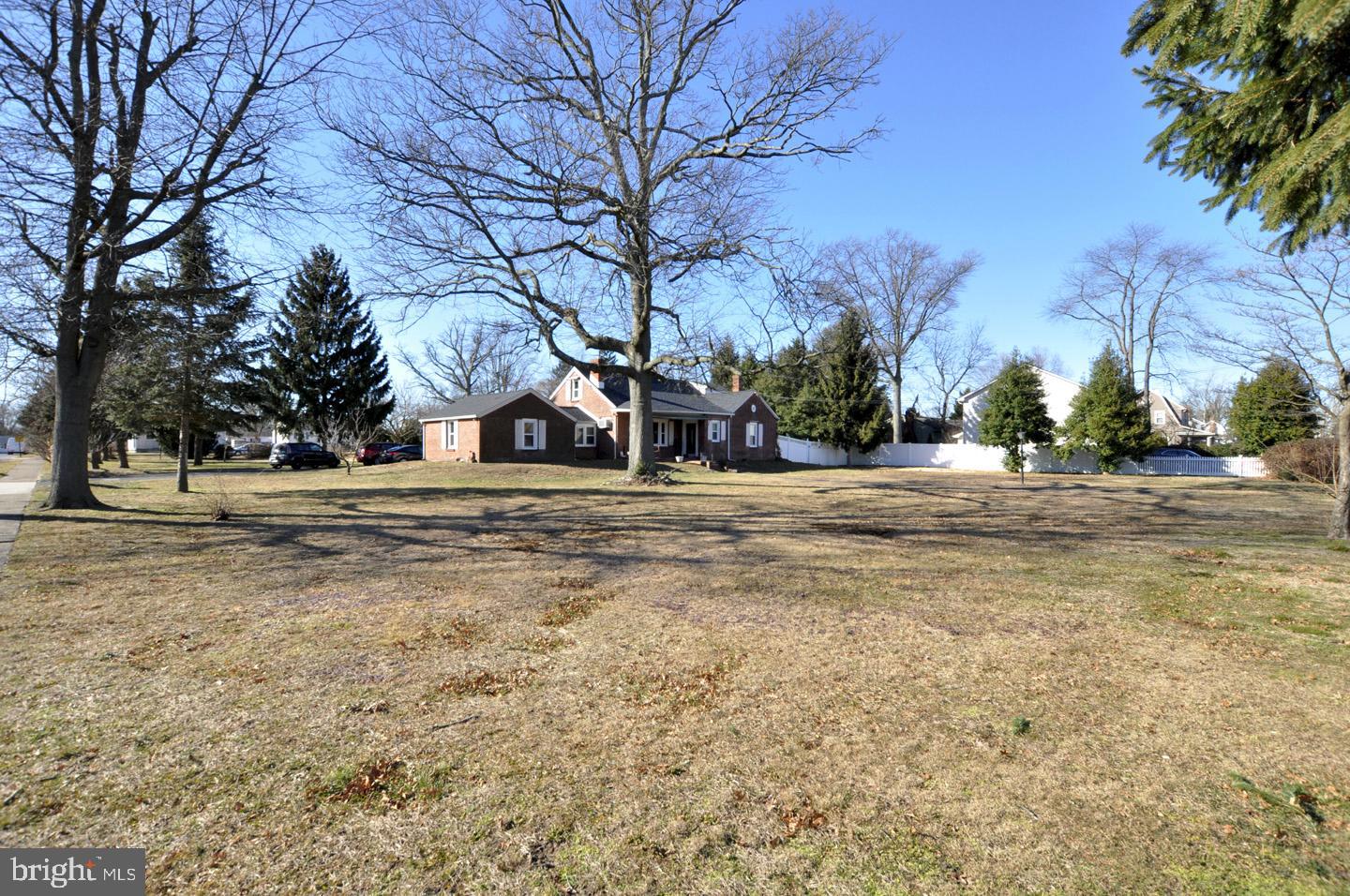533 Manor Road Beverly, NJ 08010 - Photo 1 of 34 Front Yard