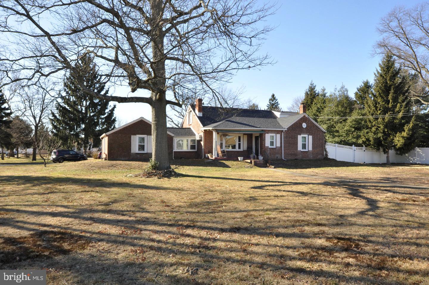 533 Manor Road Beverly, NJ 08010 - Photo 2 of 34 Front Yard