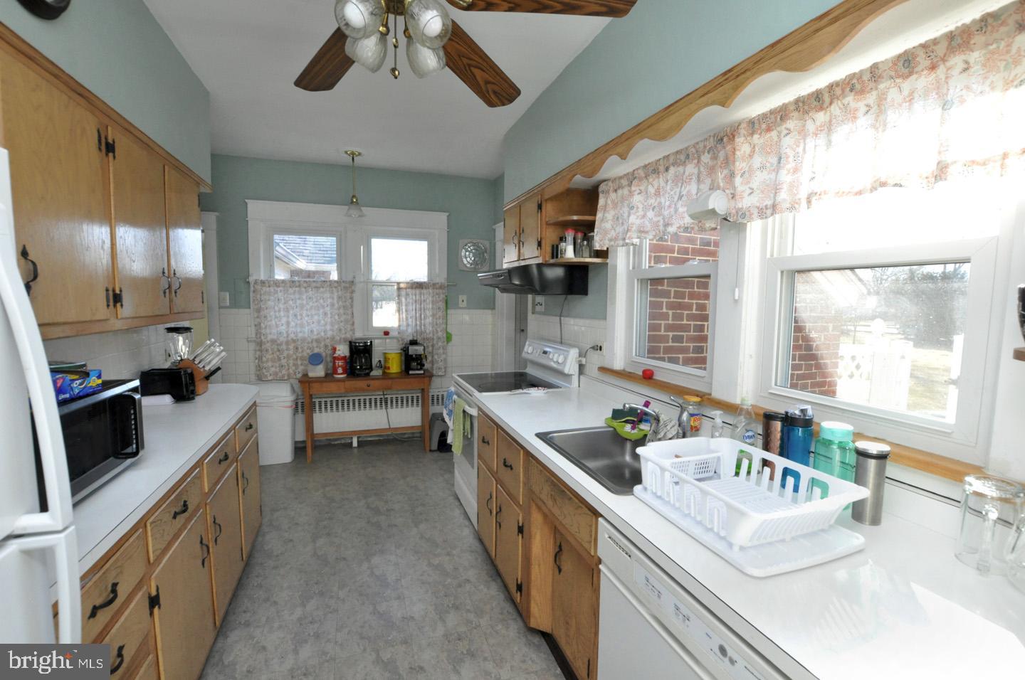 533 Manor Road Beverly, NJ 08010 - Photo 11 of 34 Kitchen