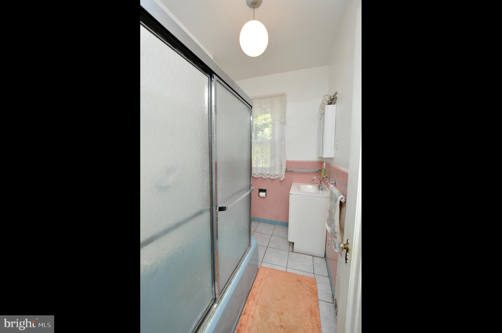533 Manor Road Beverly, NJ 08010 - Photo 14 of 34 First floor bath