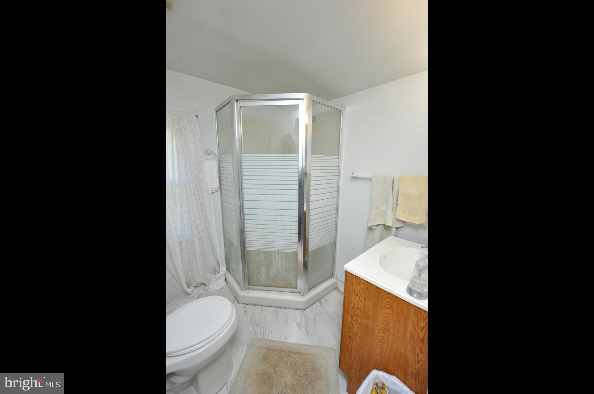 533 Manor Road Beverly, NJ 08010 - Photo 22 of 34 Upstairs Bath