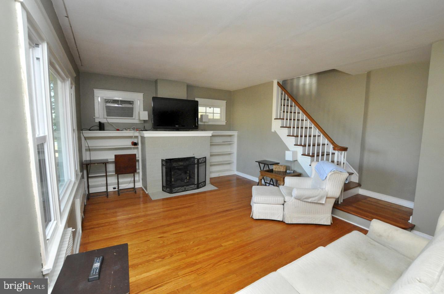 533 Manor Road Beverly, NJ 08010 - Photo 4 of 34 Living Room