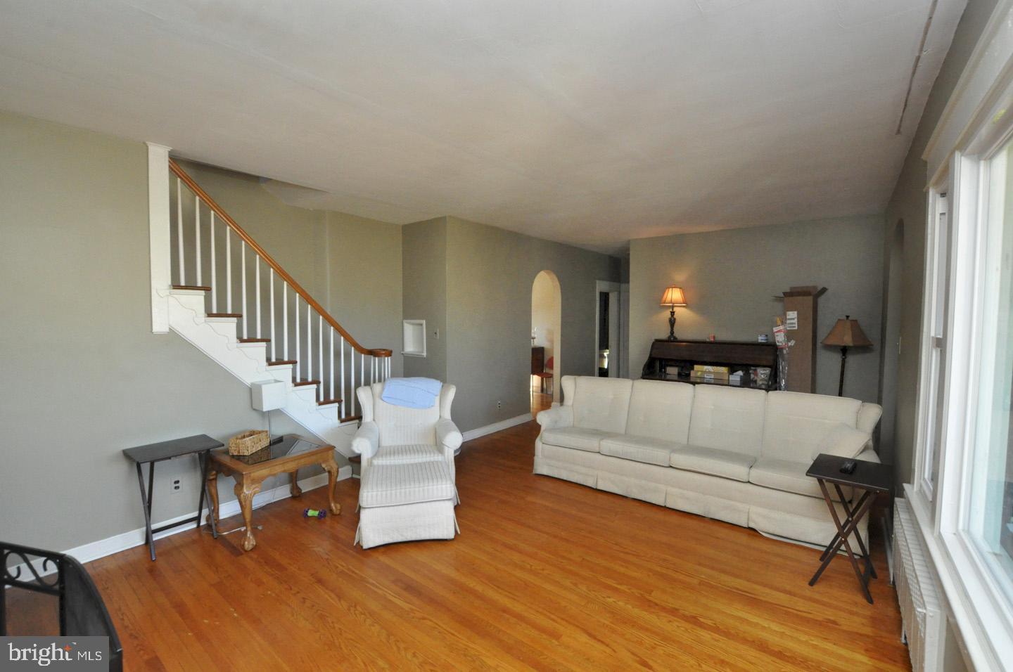 533 Manor Road Beverly, NJ 08010 - Photo 5 of 34 Living Room