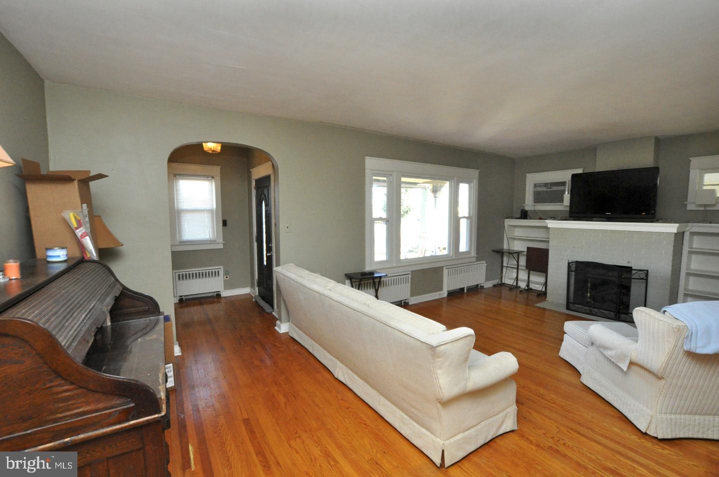 533 Manor Road Beverly, NJ 08010 - Photo 6 of 34 Living Room