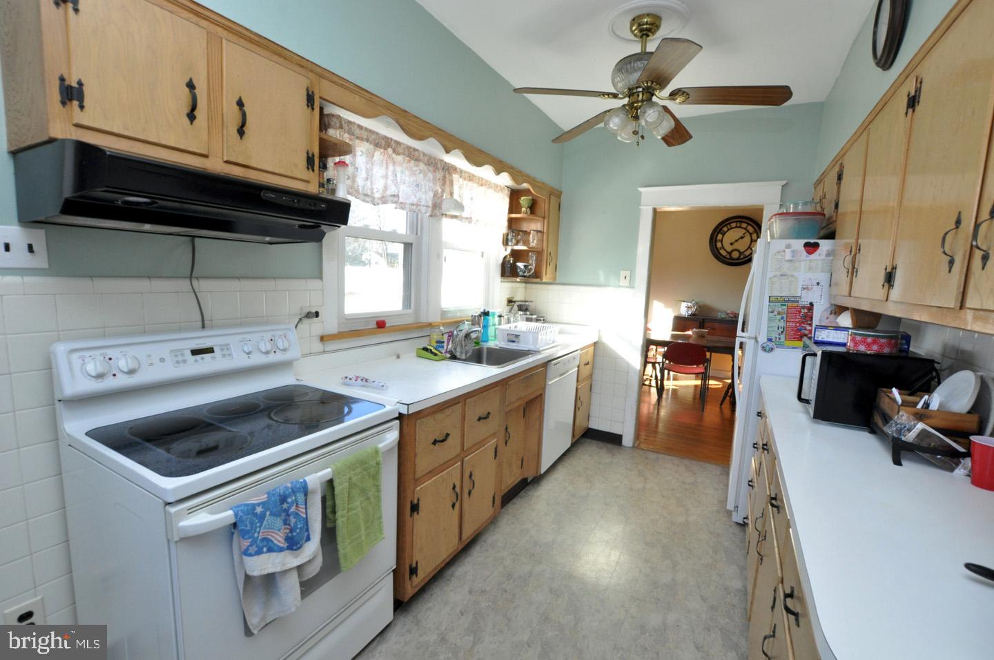 533 Manor Road Beverly, NJ 08010 - Photo 9 of 34 Kitchen
