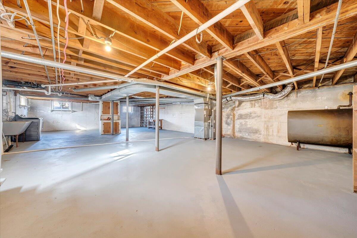 3808 Cove Road Roanoke, VA 24017 - Photo 21 of 34 a view of a indoor garage