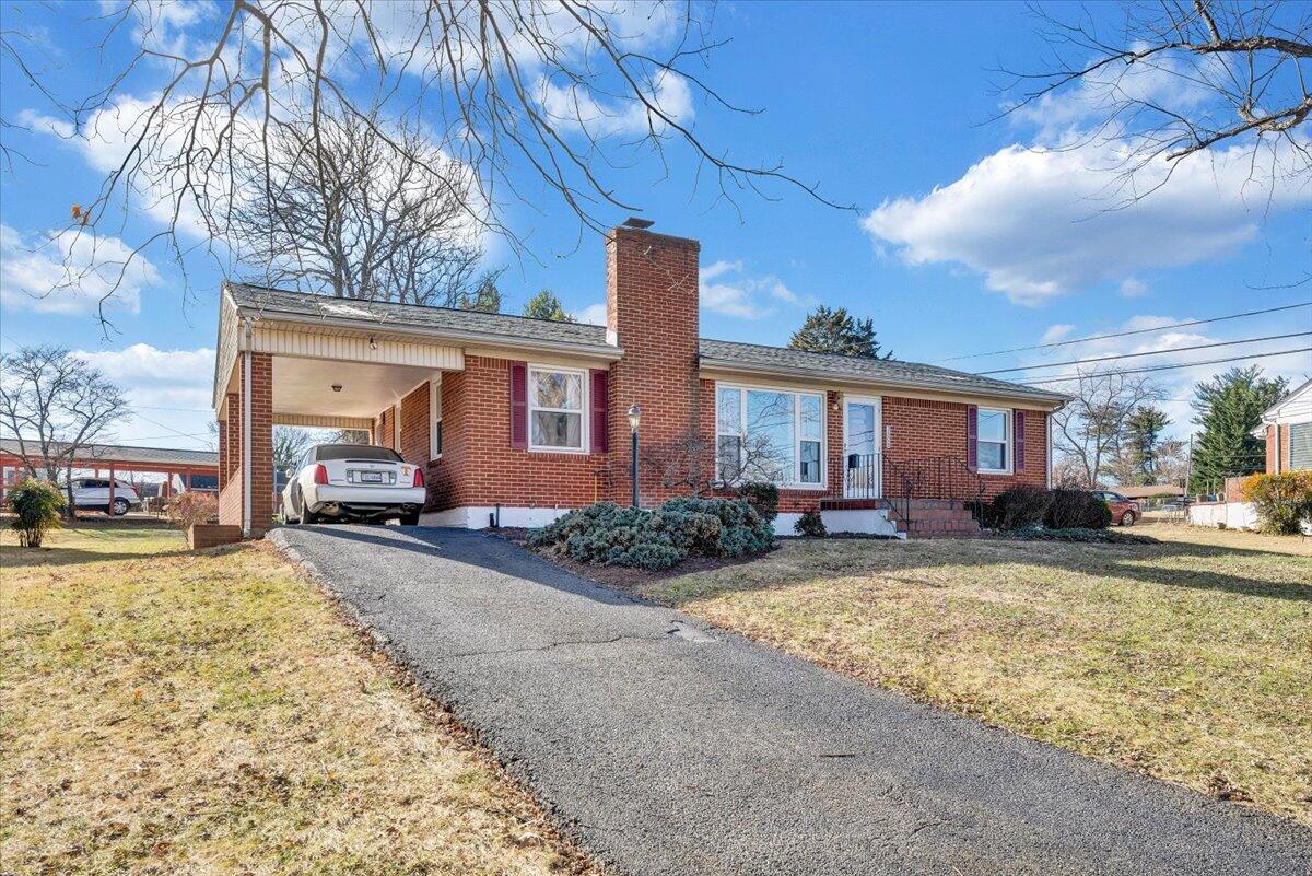 3808 Cove Road Roanoke, VA 24017 - Photo 29 of 34 a view of a house with backyard and sitting area