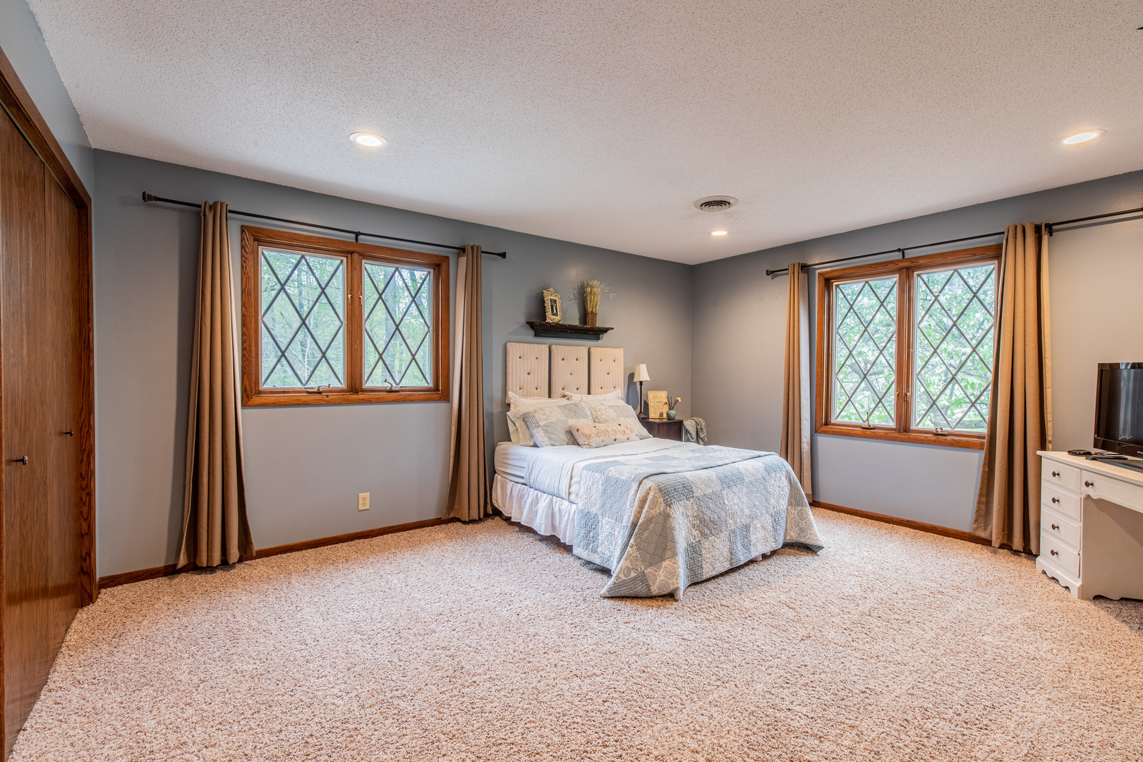 1000 Timber Ridge Road Princeton, IL 61356 - Photo 33 of 55 a bed room with a bed and a large window