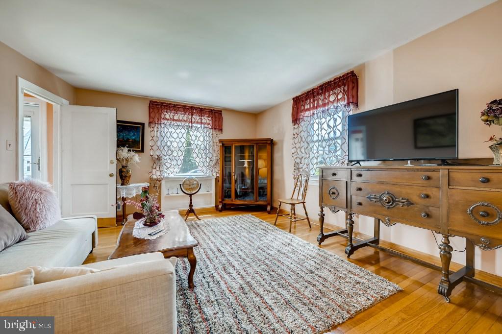 1217 Ten Oaks Road Baltimore, MD 21227 - Photo 5 of 33 Living Room