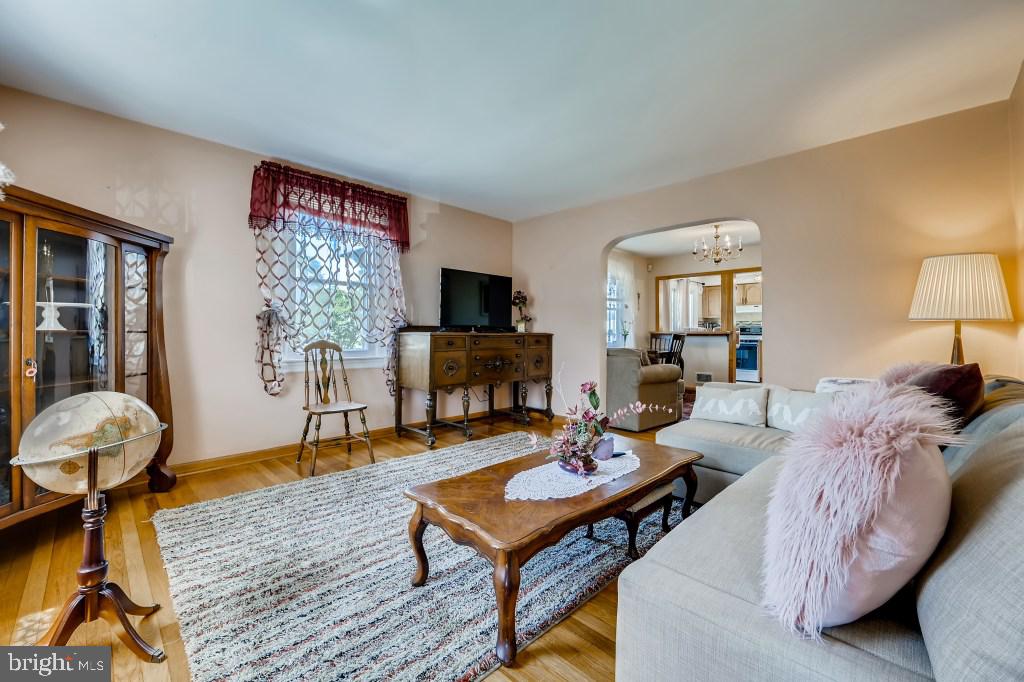 1217 Ten Oaks Road Baltimore, MD 21227 - Photo 6 of 33 Living Room