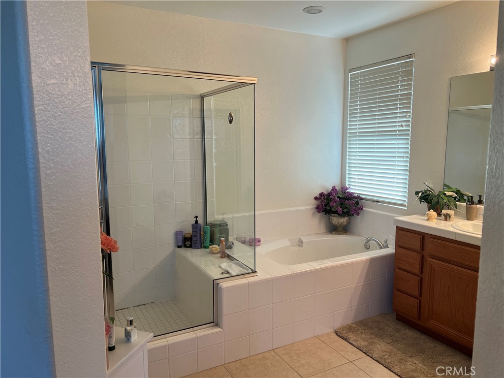 31458 Inverness Court Temecula, CA 92591 - Photo 20 of 33 a bathroom with a tub a sink and a mirror