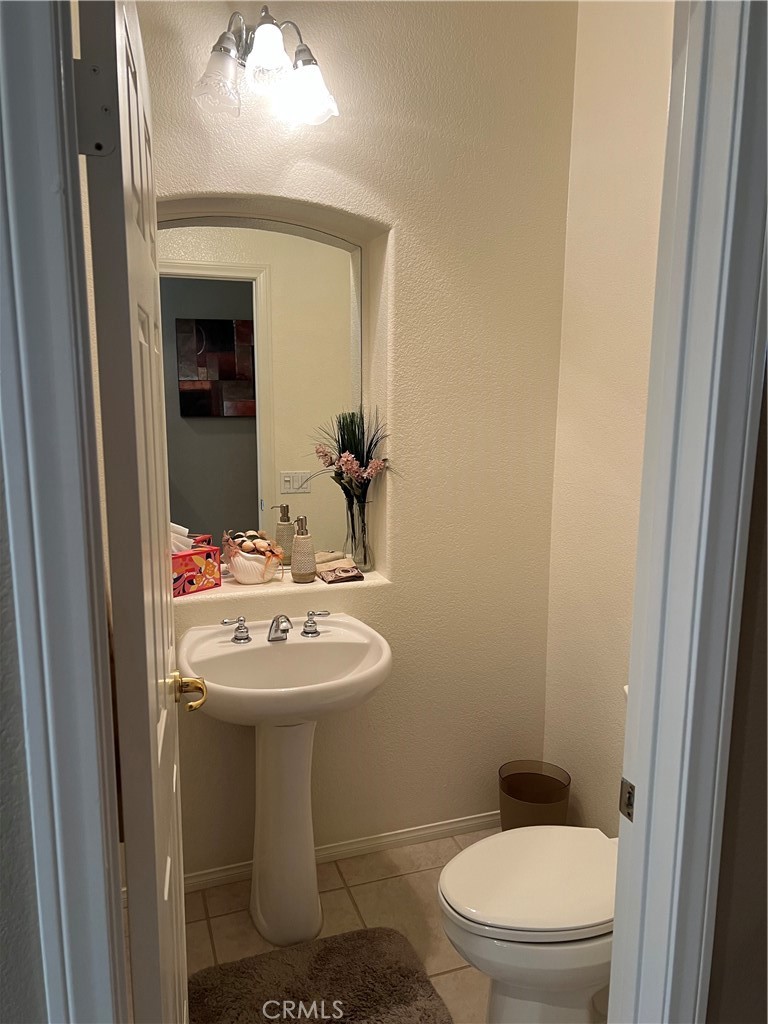 31458 Inverness Court Temecula, CA 92591 - Photo 32 of 33 a bathroom with a sink toilet and mirror