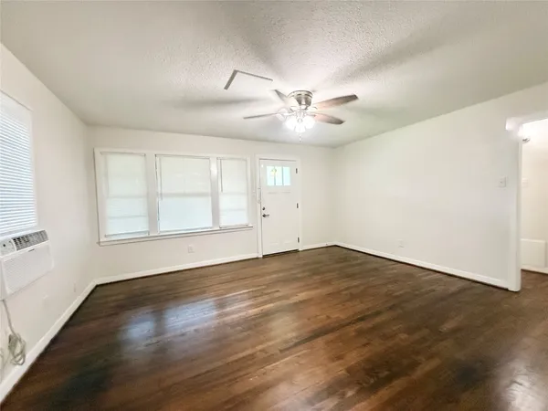 $1,350 | 824 South Anderson Street, Angleton, TX 77515