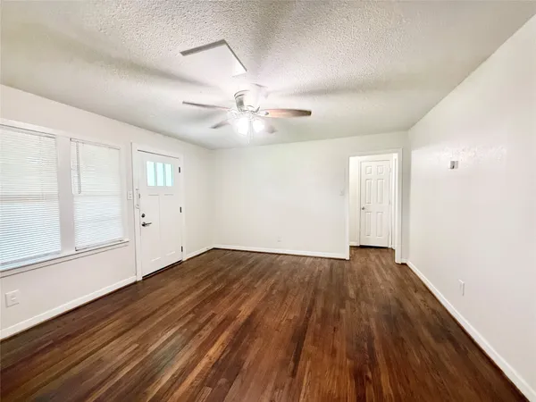 $1,350 | 824 South Anderson Street, Angleton, TX 77515