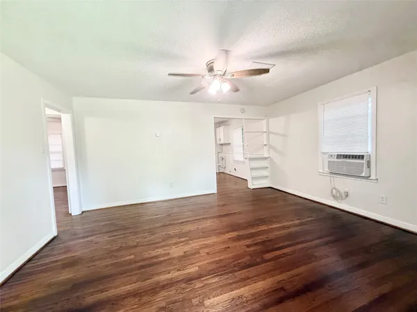 $1,350 | 824 South Anderson Street, Angleton, TX 77515